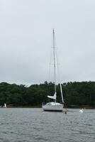 groß festgemacht Segelboot im ein Bucht im Freier Port foto