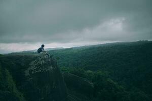 Wanderer auf Berg oben mit groß Grün Wald Hintergrund foto