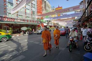 Bangkok Thailand - - Februar 24.2015 thailändisch Mönch Gehen im yaowarat Straße ,yaowarat Kreis ist wichtig thailändisch - - Chinesisch kulturell Reisen Platz im Herz von Thailand Hauptstadt foto