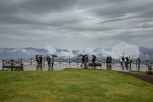 Hokkaido Japan - - Oktober 6,2018 groß Nummer von Tourist Stehen auf Holz Terrasse von Aussichtspunkt Sport im showa Shinzan Vulkan Park einer von die meisten Beliebt Reisen Ziel von Hokkaido foto