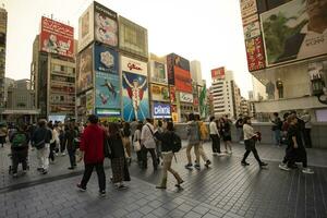 Dotonbori Osaka Japan - - 8. November 2018 groß Nummer von Tourist Attraktion zu Dotonbori Kreis einer von die meisten Beliebt Einkaufen Ziel im Osaka Japan foto