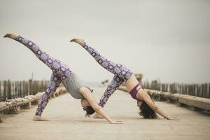 zwei Frau tun Yoga draussen foto
