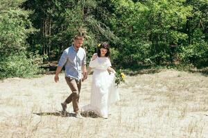 Hochzeit gehen im das Kiefer Wald. sonnig Tag. foto