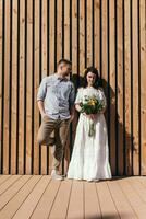 Hochzeit gehen im das Kiefer Wald. sonnig Tag. foto