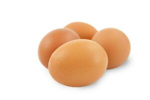 mehrere frisch braun Eier isoliert auf ein Weiß Hintergrund. foto