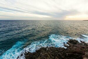 Ozean Wellen schlagen und Absturz gegen Steine foto