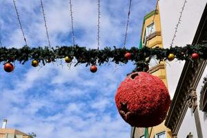 ein rot Ball hängend von ein Zeichenfolge mit Weihnachten Dekorationen foto