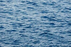 das Oberfläche von das Ozean ist Blau und hat Wellen foto