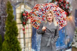 Schnee fallen auf Frau unter Regenschirm foto
