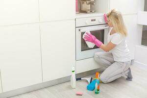 jung Frau tun Hausarbeit, Reinigung das Küche foto