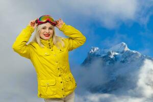 Weihnachten, Weihnachten, Winter, Glück Konzept - - lächelnd Mädchen im Santa Helfer Hut mit Geschenk Box foto