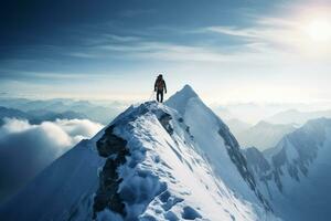 ai generiert Wanderer Mann mit hoch Höhe Ausrüstung beim das oben von das schneebedeckt Berg. foto