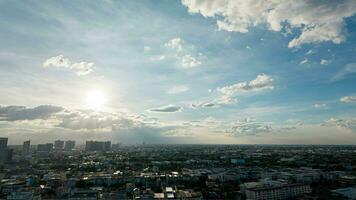 Blau Himmel Wolke Weiß Hintergrund Gebäude Stadt Wolkenkratzer städtisch Reise Geschäft Innenstadt Aussicht Landschaft modern Turm Wahrzeichen Panorama Stadtbild Büro Licht Sonnenaufgang Asien schön Konstruktion Tourismus foto