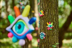 Kunst Objekt von Mensch Augen auf Baum Kofferraum im Grün Wald Hintergrund, Bäume Sicht Gefühl ökologisch Konzept foto