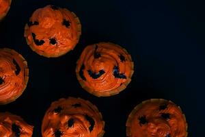 Cupcakes auf ein dunkel Hintergrund.Süßigkeiten zum Halloween Feier. foto