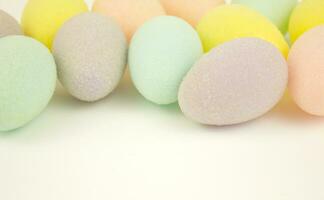 mehrfarbig dekorativ Eier auf ein Weiß Hintergrund. festlich Hintergrund. glücklich Ostern. Hintergrund zum Design. Platz zum Text. foto