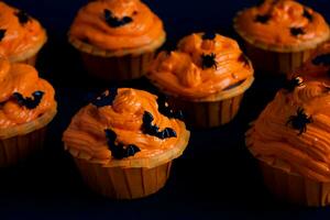 Cupcakes auf ein dunkel Hintergrund.Süßigkeiten zum Halloween Feier. foto