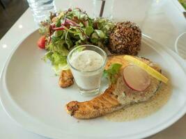 Steak Essen Lachs Meeresfrüchte Fleisch Mahlzeit Filet Abendessen Hintergrund frisch gegrillt vegan Vegetarier Essen gesund Kochen Scheibe Rindfleisch Grillen braten roh Rosmarin Kraut Salat Pfeffer köstlich Lendenstück Omega Portion foto