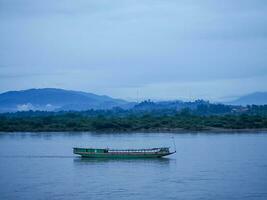 Boot Fluss Mekong Asien Reise Tourismus Tourist Ausflug lanscape tropisch Vietnam Loas Diesland thailändisch Himmel Blau Hintergrund Hintergrundbilder Winter Sommer- Frühling Herbst draussen Berg Hügel Lebensstil Urlaub Meer foto