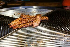 Steaks Kochen Über flammend Grill foto