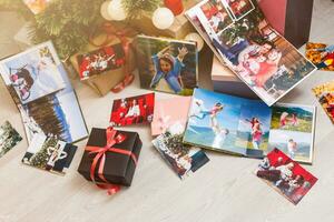 Neu Jahr feiern. Fotobuch mit Fotos von Sommer- Reise unter das Weihnachten Baum