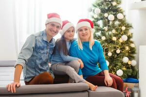 glücklich jung Familie feiern Weihnachten beim Zuhause foto