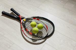 Tennis Konzept mit das Bälle und Schläger foto