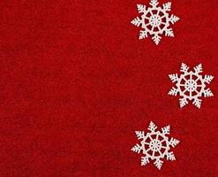 roter Weihnachtshintergrund mit Schneeflocken. foto