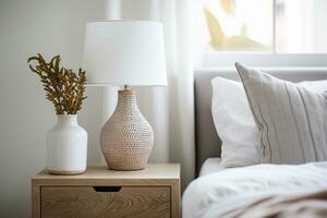 ai generiert Nachttisch mit Lampe und Blumen im das Schlafzimmer. Zuhause Innere im skandinavisch Stil. ai generiert. foto
