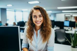 ai generiert lächelnd jung Frau mit lockig Haar Arbeiten im das Büro beim das Computer. ai generiert. foto