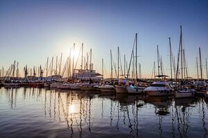 Pula, Kroatien - - aug 20, 2019 - - schön Sonnenuntergang reflektieren auf das Yachten im pula foto