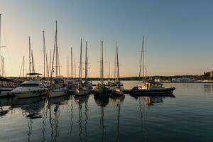 Pula, Kroatien - - aug 20, 2019 - - Privat Yachten im pula während spät Nachmittag mit Sonne Strahlen reflektieren auf Sie foto