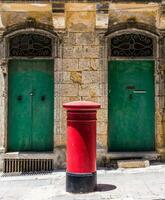schön alt Grün Türen und rot Wasser Pumpe auf das Bürgersteig foto
