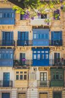 spektakulär Aussicht auf das bunt Balkone im Malta foto