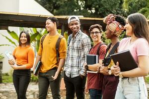 Gruppe von Studenten beim Universität Campus foto