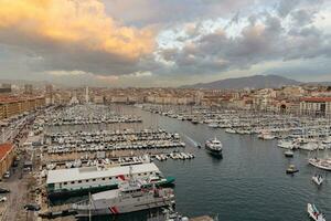 Marseille, Frankreich - - nov 12, 2021 - - alt Hafen von marseille während Sonnenuntergang foto