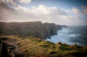 kalt Winter Tag beim das Klippen von moher Irland foto