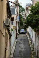 Marseille, Frankreich - - nov 13, 2021 - - typisch eng Straße im das Stadt mit ein geparkt Auto im das Ende foto