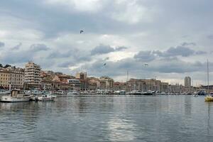 Marseille, Frankreich - - nov 12, 2021 - - wolkig Nachmittag im marseille vieux Hafen foto