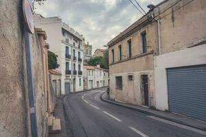 Marseille, Frankreich - - nov 13, 2021 - - eng Straße im das alt Teil von das Stadt foto