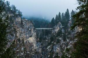 Maries Brücke zwischen das Felsen im das Berg Wald foto