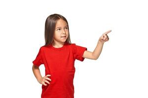 süß Mädchen im rot T-Shirt zeigt an auf Weiß Hintergrund foto