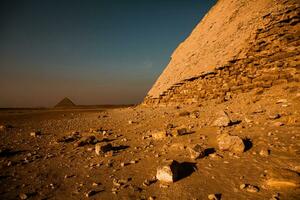 berühmt ägyptisch Pyramiden von Gizeh. Landschaft im Ägypten. Pyramide im Wüste. Afrika. Wunder von das Welt foto