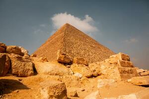 berühmt ägyptisch Pyramiden von Gizeh. Landschaft im Ägypten. Pyramide im Wüste. Afrika. Wunder von das Welt foto