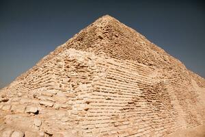 berühmt ägyptisch Pyramiden von Gizeh. Landschaft im Ägypten. Pyramide im Wüste. Afrika. Wunder von das Welt foto