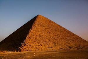 berühmt ägyptisch Pyramiden von Gizeh. Landschaft im Ägypten. Pyramide im Wüste. Afrika. Wunder von das Welt foto