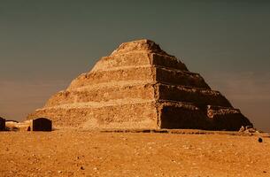 berühmt ägyptisch Pyramiden von Gizeh. Landschaft im Ägypten. Pyramide im Wüste. Afrika. Wunder von das Welt foto