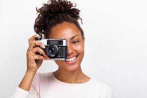 Nahaufnahme Porträt eines glücklichen Reisenden Mädchens mit Fotokamera in der Hand und Blick hinein - Bild foto