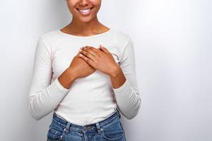 Das Zuschneiden des Bildes einer süßen Frau zeigt eine sanfte Liebesgeste mit ihren Armen auf ihrer Brust. Konzeptgeste foto