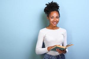 Mulattin Studentin, die Buch in der Hand hält und studiert. zurück zur Schule . - Bild foto